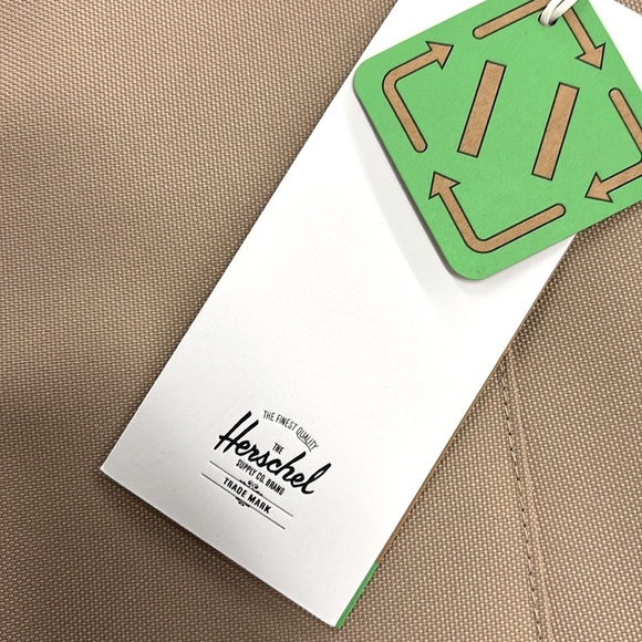 NEW HERSCHEL - Pop Quiz Lunch Box in Light Taupe - Picture 7 of 8